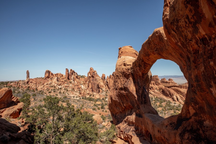 Double O Arch to the right and Dark Angel standing to the far left.
